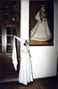 Kateřina Kochrdová jako Bílá paní v roce 2000 u obrazu Bílé paní