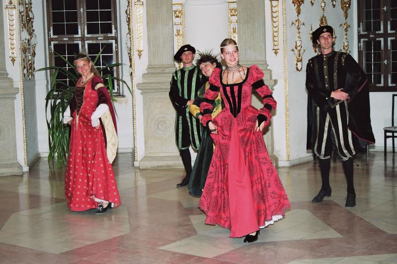 Skupina historického tance Ballare tančí renesanční tance v zámeckém rondelu Státního hradu a zámku v Jindřichově Hradci